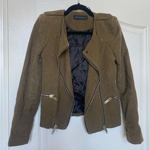 Moto jacket with shoulder pads